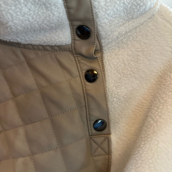 Abercrombie & Fitch Cream and Tan Quilted Sherpa Pullover. Women’s Small. EUC. - Picture 5 of 16
